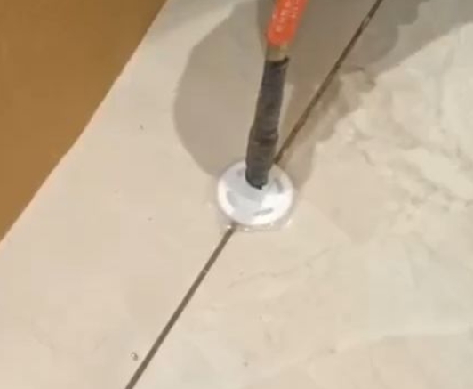 保定瓷砖空鼓维修公司专业解答瓷砖在铺贴过程中，如果没有涂抹均匀到位的粘结材料（如水泥砂浆或瓷砖胶），可能会导致以下问题