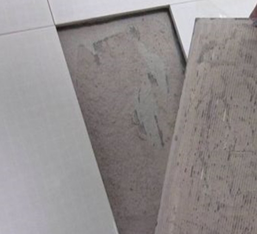 保定瓷砖空鼓维修公司分享瓷砖铺贴时如果打浆（即涂抹在瓷砖背面和基层上的砂浆或瓷砖胶）过少，会带来以下问题